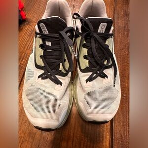 Men’s On Cloud shoes-excellent shape.  Regularly $160 size 8.5